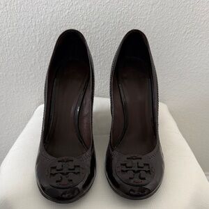 Tory Burch Patent Leather Round-Toe Pumps in Dark Brown
